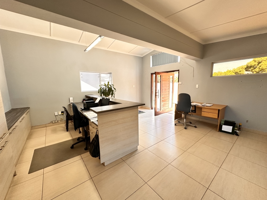 To Let Commercial Property for Rent in Beacon Bay Eastern Cape